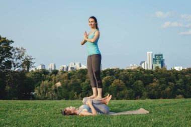 Acro yoga yaparken iki kadın 