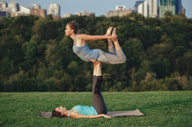 Acro yoga yaparken iki kadın 
