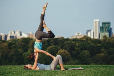 Acro yoga yaparken iki kadın 