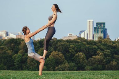 Acro yoga yaparken iki kadın 