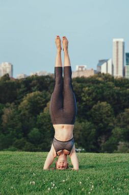 kadının başı yoga pose yapması