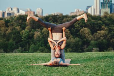 Acro yoga yaparken iki kadın 