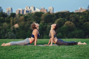 Acro yoga yaparken iki kadın 