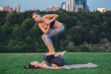 Acro yoga yaparken iki kadın 