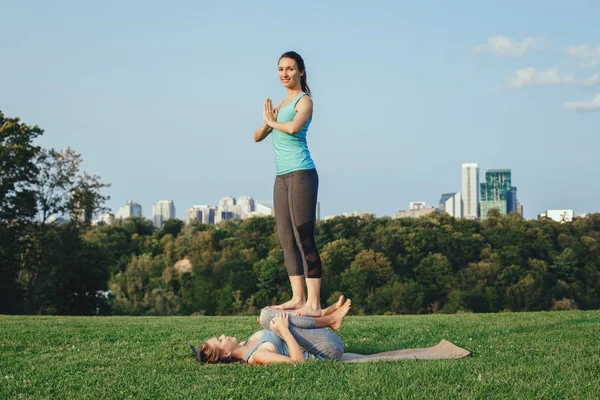 Acro yoga yaparken iki kadın 