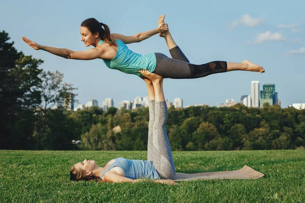 Acro yoga yaparken iki kadın 
