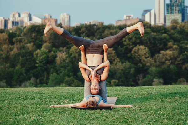 Acro yoga yaparken iki kadın 