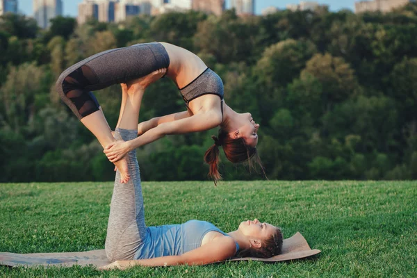 Dwie kobiety Robienie acro yoga — Zdjęcie stockowe