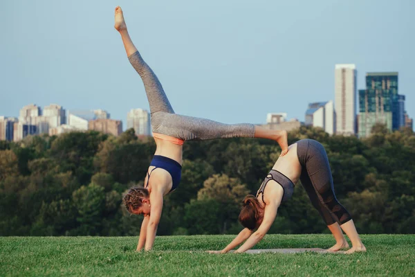 Acro yoga yaparken iki kadın 