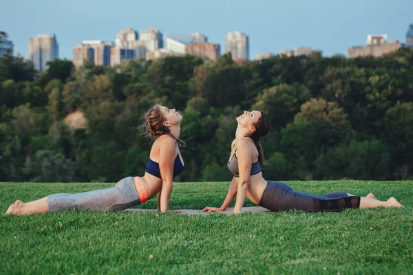 Acro yoga yaparken iki kadın 