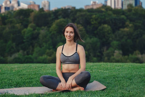 mutlu mutlu gülümseyen genç beyaz kadınlar yoga mat parkın dışında uygun gün batımında