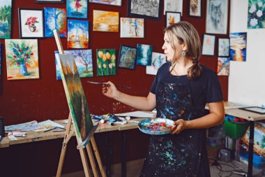 art Studio kadın sanatçı 