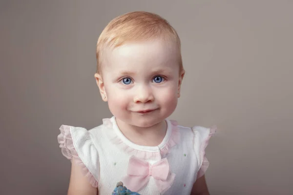 Schattige babymeisje — Stockfoto