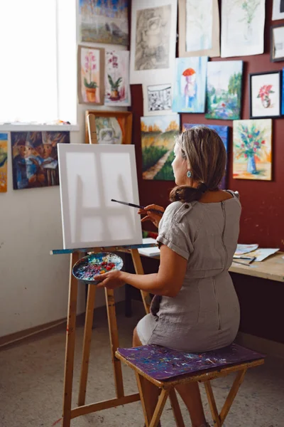 Kvinnliga artist i art studio — Stockfoto