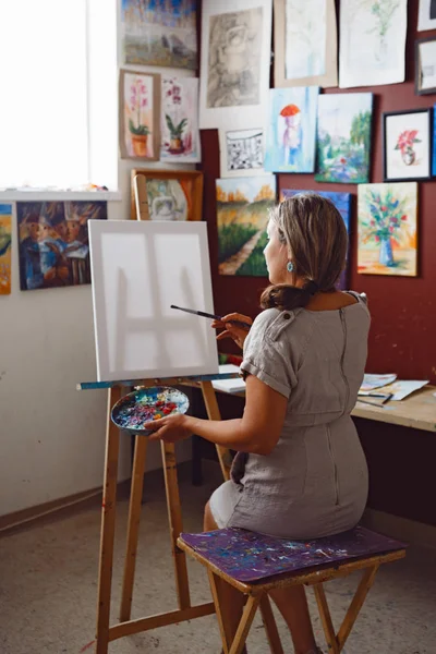 art Studio kadın sanatçı 