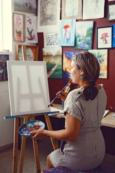 art Studio kadın sanatçı 