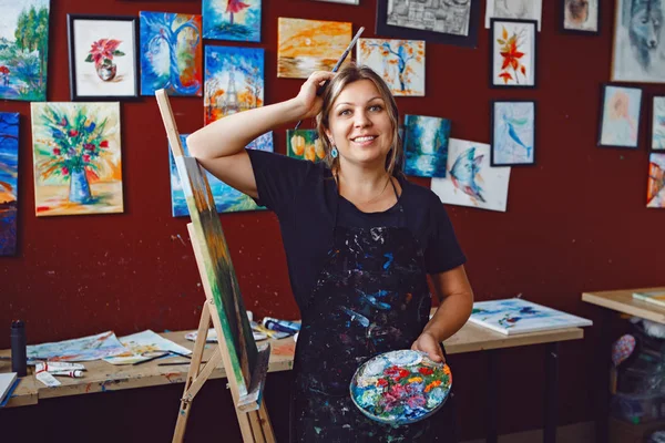 Kvinnliga artist i art studio — Stockfoto