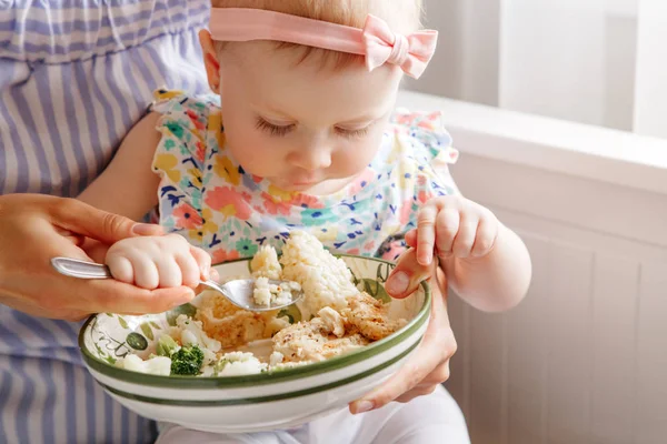 Ibu memberi makan anak kecil dengan sayuran — Stok Foto