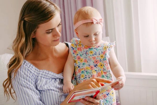 Madre y niña pequeña — Foto de Stock