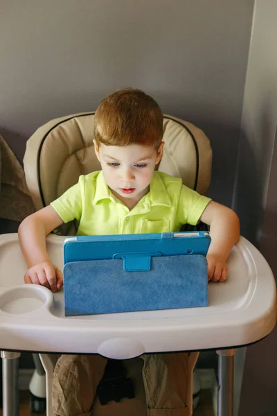 Anak balita menonton tablet digital — Stok Foto