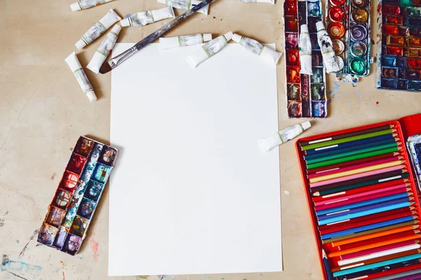 Blankt papper och akvarell färger — Stockfoto