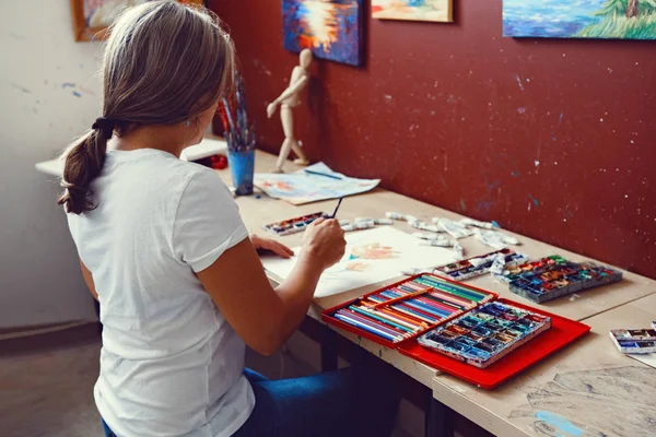 Kvinnliga artist i art studio — Stockfoto