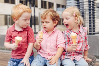 dondurma ile üç çocuk 