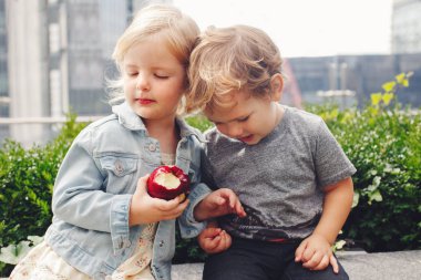 küçük kız ve erkek