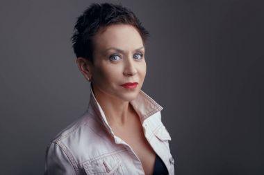 Güzel orta yaşlı kadın.