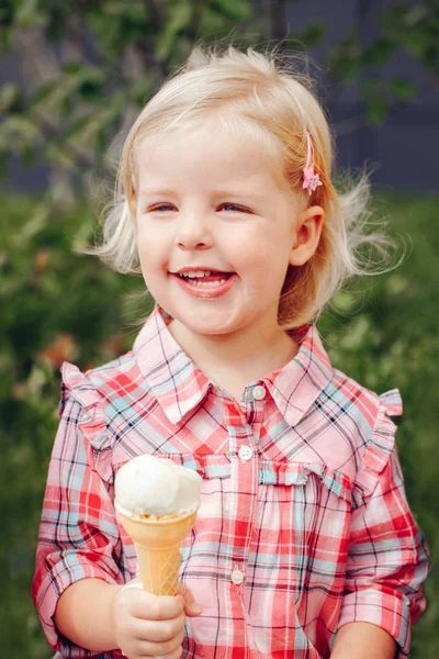 Chica comiendo helado — Foto de Stock