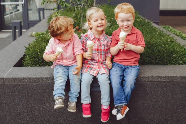 dondurma ile üç çocuk 