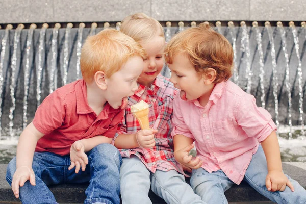 Anak-anak makan es krim — Stok Foto