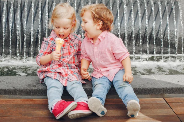 Niños comiendo helado — Foto de Stock