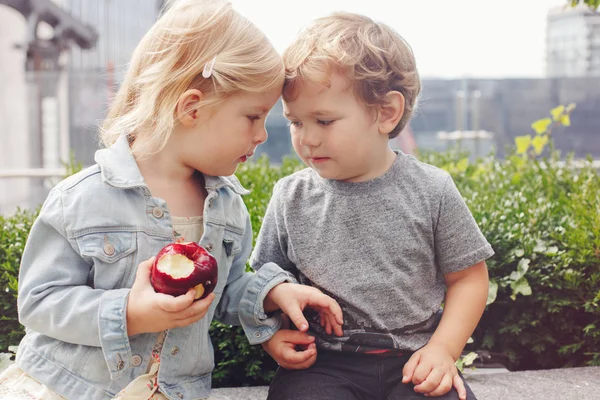 küçük kız ve erkek