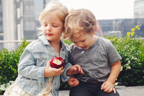 küçük kız ve erkek