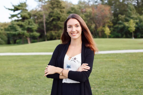 Güzel, gülümseyen kadın