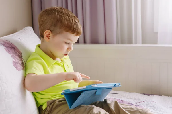 Toddler chłopiec z cyfrowego tabletu — Zdjęcie stockowe