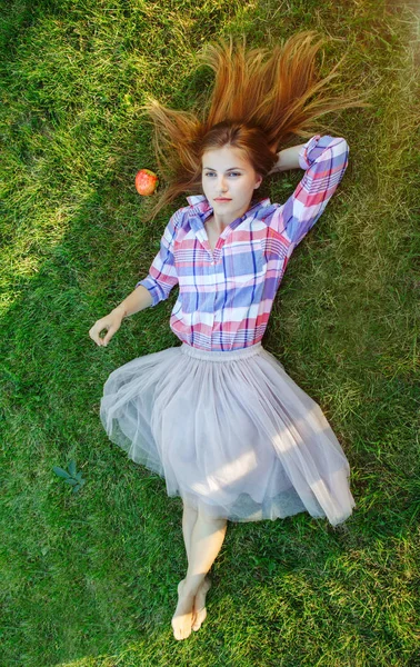 Woman  lying on grass — Stock Photo, Image