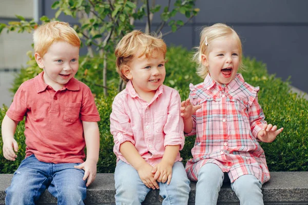 Tres niños con helado —  Fotos de Stock