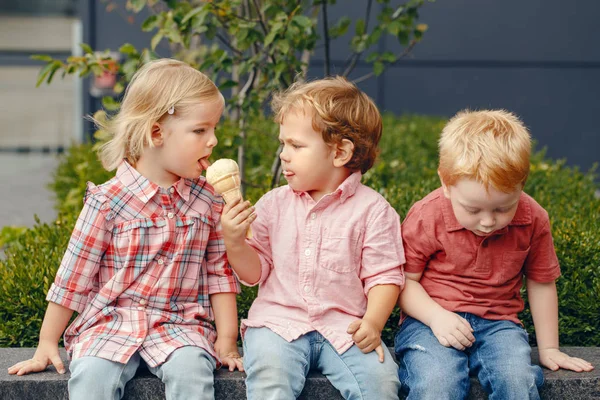 Anak-anak makan es krim — Stok Foto