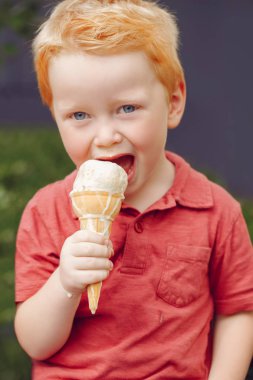 Çocuk dondurma yiyor.