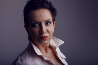 Güzel orta yaşlı kadın.