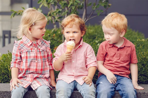 Anak-anak makan es krim — Stok Foto