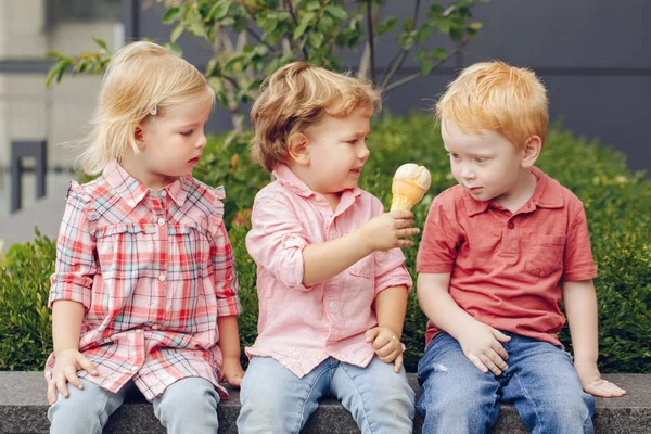 孩子们在吃冰激淋 — 图库照片