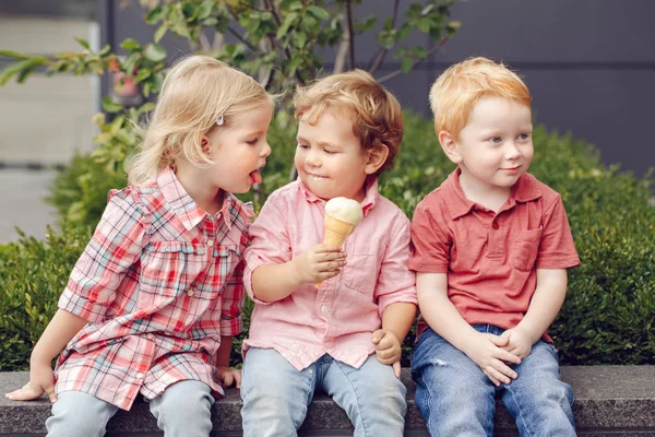 Anak-anak makan es krim — Stok Foto