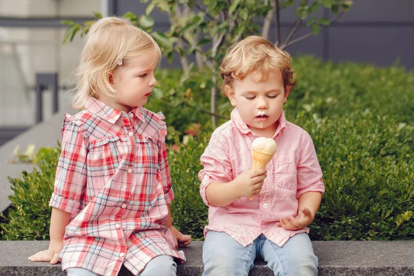 dondurma yiyen çocuk 