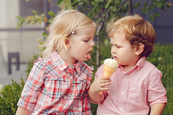 Crianças comendo sorvete — Fotografia de Stock