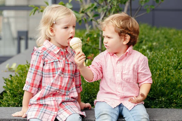 Children eating ice-cream — Stock Photo, Image