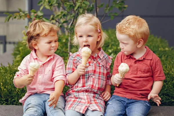 冰激淋与三个孩子 — 图库照片