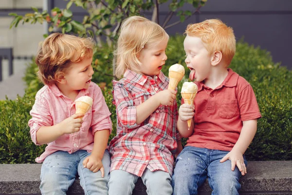 Dondurma ile üç çocuk — Stok fotoğraf